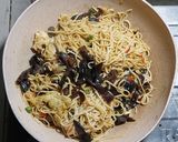 Foto langkah ke 5 dari resep Mie Goreng Jamur Kuping.