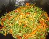 Foto langkah ke 5 dari resep Tumis buntel alias buncis wortel.