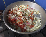 Foto del paso 1 de la receta: Tortilla de zapallitos y zanahoria rellena con queso y huevo