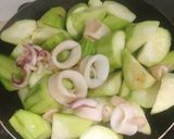 Hình bước làm 2 của món Mực xào mướp