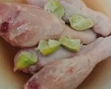 Foto langkah ke 2 dari resep Ayam goreng lengkuas.