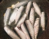 Hình bước làm 2 của món Cá Trích Chiên Giòn Chấm Mắm Ngò