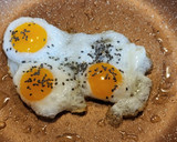 Foto del paso 8 de la receta: Huevos de codorníz en panecillo con aguacate y queso crema