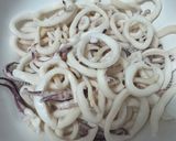 Foto del passaggio 2 della ricetta Insalatina di calamari e cipolle