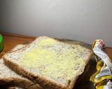 Foto langkah ke 1 dari resep Roti Panggang Teflon dengan Mayo dan Selai.