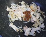 รูปขั้นตอนการทำที่ 2 ของ อกไก่+เห็ด ผัดขิง