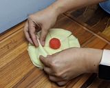 Foto langkah ke 5 dari resep Dadar Gulung Mawar.