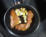 Foto del paso 2 de la receta Huevos fritos con tocino de jamón, ajos y chorizo picante