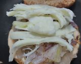 Foto del paso 5 de la receta: Sándwich🥙de cebolla caramelizada🧅queso🧀y miel🧅🧀🍯