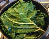 Une image de l'étape 2 de Feuilles de blettes farcies saucisse et fromage et fondue de blettes carottes et poivrons.