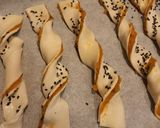 Foto del passaggio 7 della ricetta Bastoncini di pasta sfoglia con zucca speziata