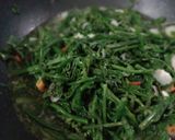 Foto langkah ke 4 dari resep Tumis pakis.