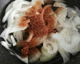 Foto del paso 3 de la receta: Espaguetis con cebolla caramelizada y yema curada