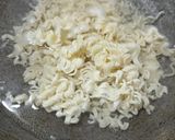 A picture of step 1 of Maggi bhel.