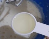 A picture of step 2 of Chocolate vanilla Swiss roll in fry pan.