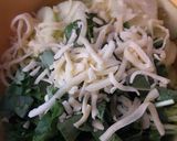Foto del paso 3 de la receta: Ensalada de rúcula, pepino, semillas y queso súperligth