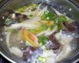 Foto langkah ke 5 dari resep Sup Jamur Telur Puyuh.
