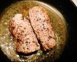 Szűzpecsenye leveles tésztában, sonkával, sajttal göngyölve recept fázis 1 fotója