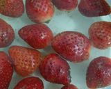 Foto langkah ke 1 dari resep Korean Strawberry Milk.