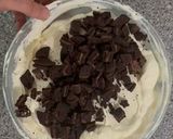 Foto del passaggio 7 della ricetta Cheesecake Oreo al cioccolato senza cottura