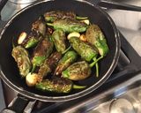 Une image de l'étape 5 de Poivrons padrons à l ail rôti et fleur de sel.