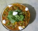 A picture of step 8 of Dhaniya matar malai.