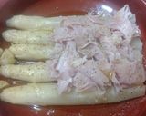 Foto del paso 2 de la receta Espárragos gratinados con jamón y queso Edam
