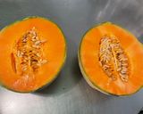 Une image de l'étape 1 de Salade de melon et fruits du jardin au jus d’agrumes.