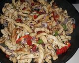 Foto del paso 4 de la receta: Fajitas de pechuga de pollo salteadas con ají y cebolla