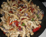 Foto del paso 4 de la receta: Fajitas de pechuga de pollo salteadas con ají y cebolla
