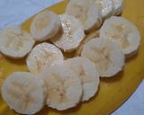 Foto del paso 2 de la receta: Frutillas con banana y crema rosa