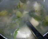 Foto langkah ke 6 dari resep Sup Tuna Kemangi Kuah Asam Segar.
