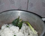 Foto langkah ke 4 dari resep Nasi Daun Jeruk Tumis Teri Cepokak Pedas.