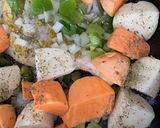 Foto del paso 3 de la receta: Pollo con papas y boniatos al horno