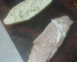 Foto del paso 2 de la receta: Bocadillo de pollo relleno con tomate aliñado
