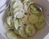 Foto del paso 3 de la receta: Ensalada de pepino con aderezo de yogurt y menta
