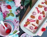 صورة لخطوة 6 من وصفة آيس كريم على طريقة تشيز كيك بالفراولة وبسكويت سبيكولوس 🍓🍨