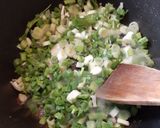Foto del paso 1 de la receta: Muslitos de pollo deshuesados al verdeo con champiñones
