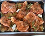 Rozmaringos fokhagymás sült csirkecomb tepsiben sült burgonyával recept fázis 1 fotója