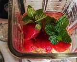 Foto del paso 1 de la receta: Agua fresa-yaba mentolada😍
