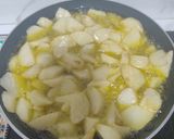 Foto del paso 2 de la receta: Tortilla de patatas con pimiento verde