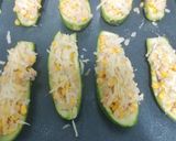 Foto del paso 2 de la receta: Zuchinis rellenos de choclo, cebolla y queso
