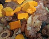 Foto del paso 3 de la receta: Locro Casero con Osobuco Chorizo y Cuerito