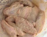 รูปขั้นตอนการทำที่ 1 ของ ปีกไก่ทอดน้ำปลา