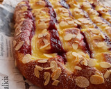 Foto del paso 4 de la receta: Coca de crema, coulis de frutos del bosque y almendras