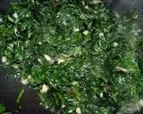 Foto del paso 2 de la receta: Espinaca salteada con ajo y huevo