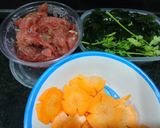Hình bước làm 1 của món Mì gói xào thịt bò rong biển