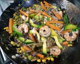 Foto del paso 5 de la receta: Wok de verduras, fideos de arroz y langostinos