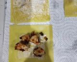 Foto del paso 7 de la receta: Raviolis de wonton rellenos de langostinos, chalota y puerro con crema de calabaza asada