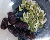 A picture of step 1 of Dates with nuts shake.